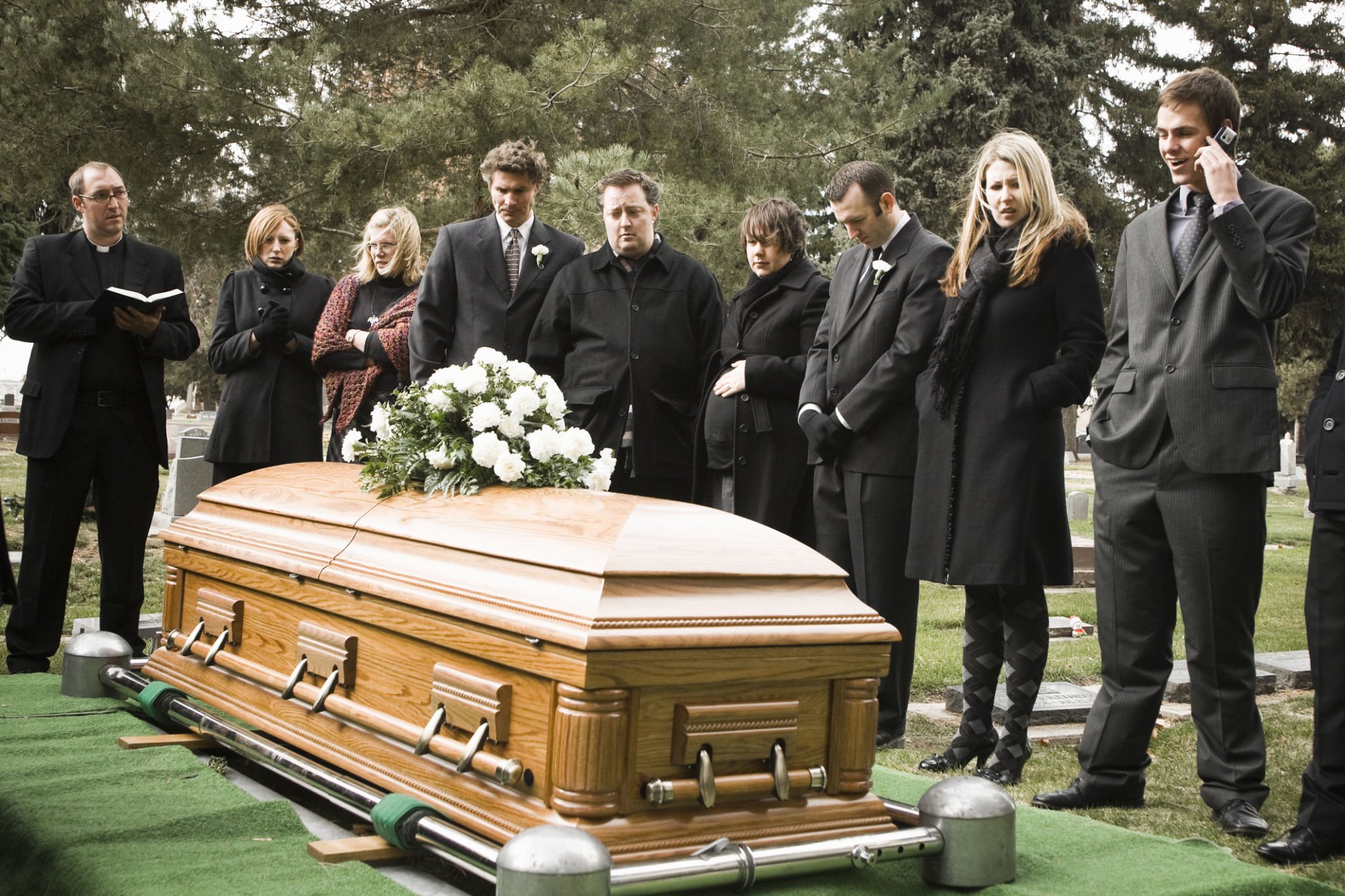 funeral-etiquette-rude-behavior